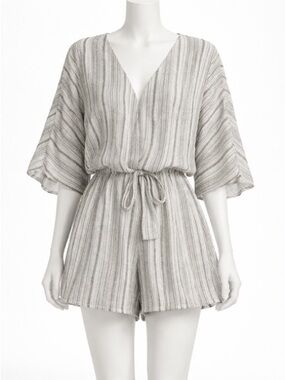 Cupshe Striped V-Neck Tie-Waist Romper in Light Gray